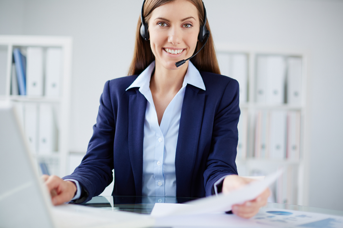 Een receptioniste met een headset heeft een document in haar handen